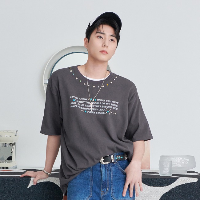 리벳 포인트 레터링 티셔츠 - 차콜 (05월 28일 순차발송)
